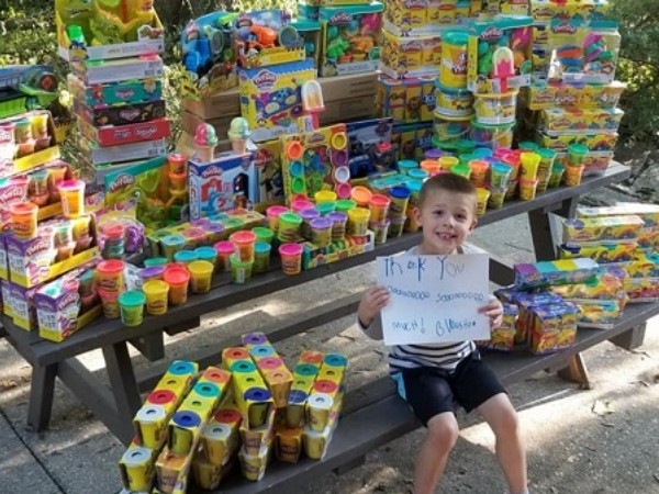 Thoát khỏi bệnh ung thư, cậu bé 5 tuổi quyên góp hàng ngàn món đồ chơi cho các bạn nhỏ