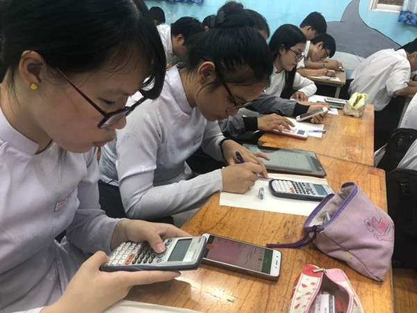 Học sinh lớp 12 bắt đầu làm quen với kiểm tra giữa kỳ trên máy tính và điện thoại