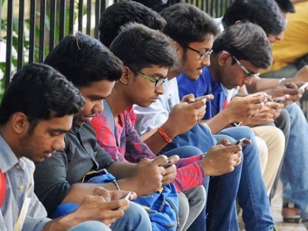 Sinh viên Ấn Độ bị cấm sử dụng điện thoại di động trong khuôn viên trường gây tranh cãi