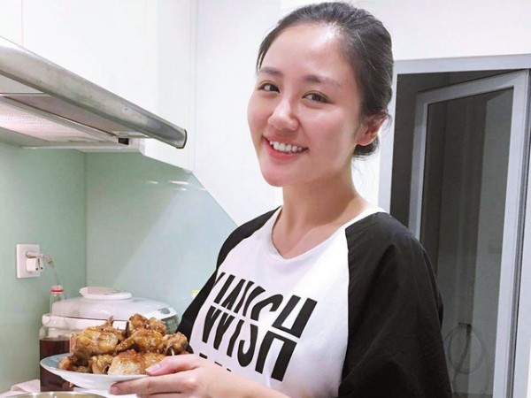 Là cô dâu trong MV, nhưng nấu ăn khéo thế này thì Văn Mai Hương sẵn sàng lấy chồng rồi