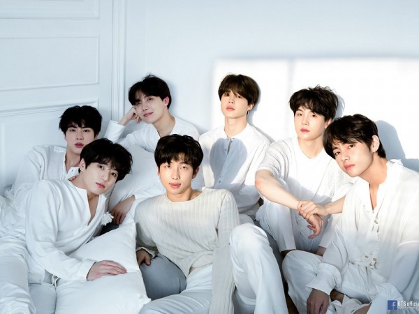 BTS lại khiến fan tan chảy khi vẫn dùng bộ cốc được ARMY tặng từ nhiều năm trước