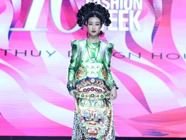 Hoa hậu Đỗ Mỹ Linh hoá nàng Mỵ Châu kiều diễm trên sàn diễn AVIFW FW 2019 