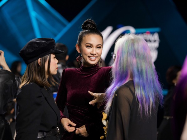 MC Huyền Ny xinh đẹp cuốn hút tại"VIFW 2019", diện thiết kế đụng hàng với Tyra Banks