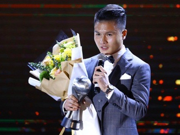 Văn Hậu không quên đá xoáy Quang Hải về danh hiệu cầu thủ hay nhất AFF