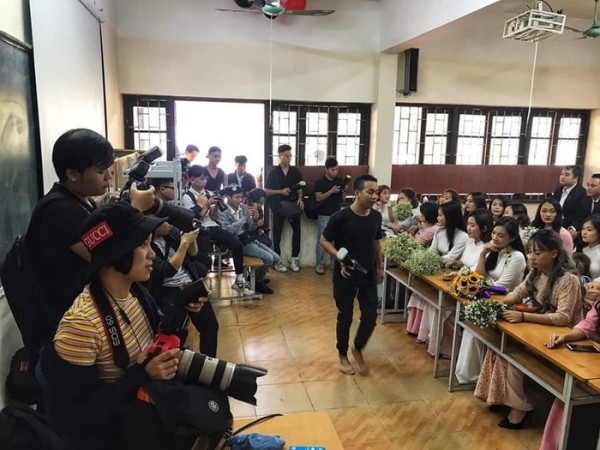 Buổi chụp ảnh kỷ yếu của teen chẳng khác nào họp báo "liveshow" các nghệ sĩ nổi tiếng