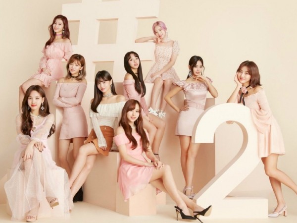 Giật mình chuyện TWICE phải tắt livestream giữa chừng vì bị fan cuồng bám theo