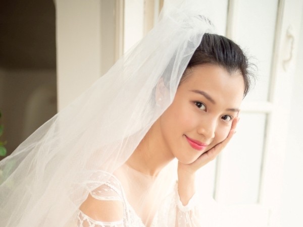 Hậu hé lộ hôn phu điển trai, Hoàng Oanh tất bật thử váy cưới chuẩn bị cho hôn lễ