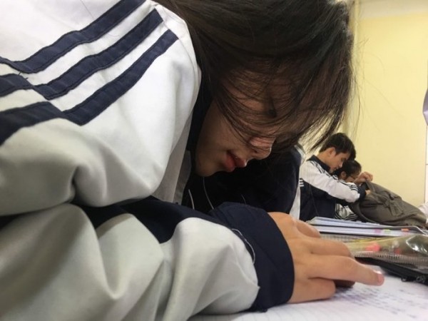 Chỉ với bức ảnh "khoe" bạn cùng bàn, cô nàng ngay lập tức được dân mạng rần rần truy tìm "info"