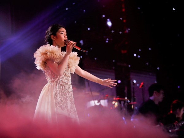 “Công chúa tóc mây” Thiên Nga gây xúc động với chương trình từ thiện trong liveshow cá nhân