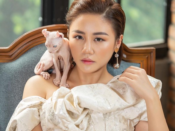 Văn Mai Hương ôm mèo cưng, khoe vẻ đẹp nữ tính trong bộ ảnh mới