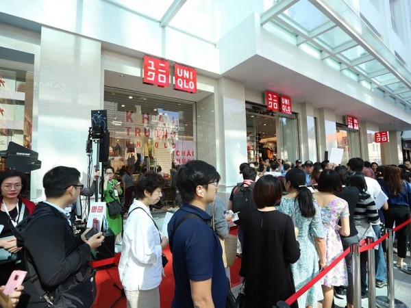 Cửa hàng UNIQLO Đồng Khởi đón hàng ngàn khách ngay khi vừa chính thức khai trương 