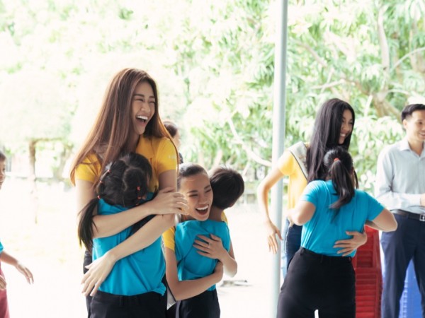 Hoa hậu Khánh Vân cùng các người đẹp HHHVVN đi từ thiện sau đêm đăng quang