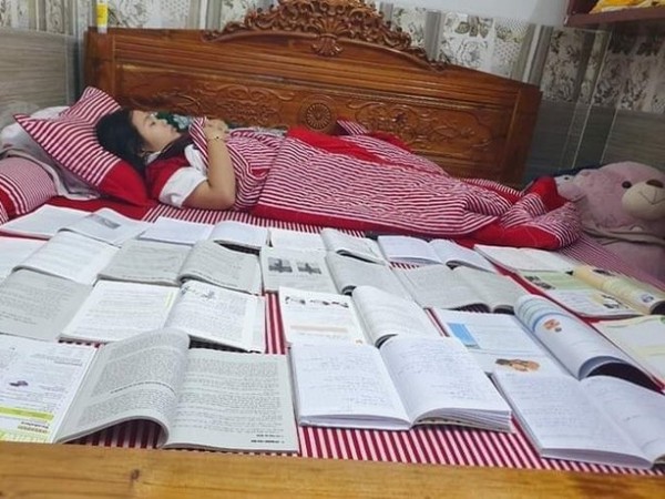 Thực trạng chung của các cô cậu học trò, "ăn chung ngủ chung" với sách vở trong mùa thi