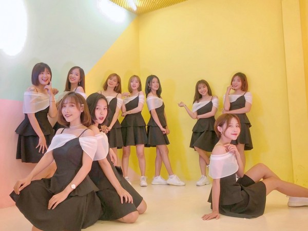 Nhóm nhạc nữ 10 thành viên do Quyền Linh đỡ đầu thực hiện phiên bản dance cho MV debut