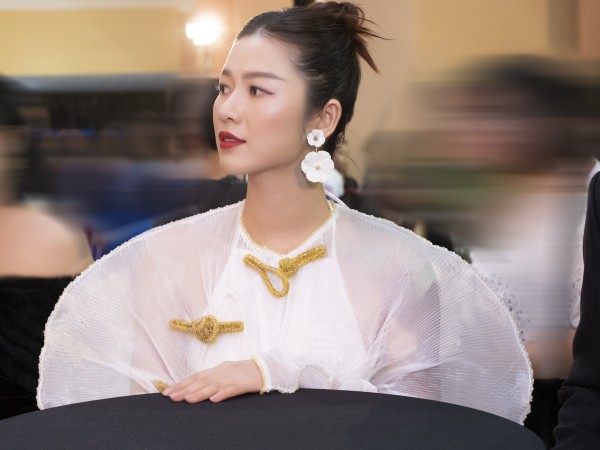 Oanh Kiều diện trang phục kín đáo và nữ tính trên thảm đỏ "Ngôi sao xanh"