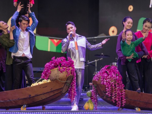 Tái hiện không gian chợ nổi, Phan Mạnh Quỳnh đem Tết lên sân khấu cùng “Đi Để Trở Về 4”