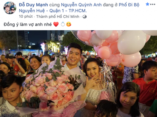 Vừa sang năm mới, cầu thủ Duy Mạnh "chơi lớn" cầu hôn Quỳnh Anh ngay giữa phố đi bộ