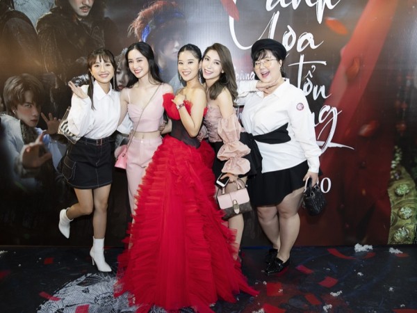 Dàn "Ngựa hoang" xúng xính váy áo đến chúc mừng Hoàng Yến Chibi ra mắt MV mới