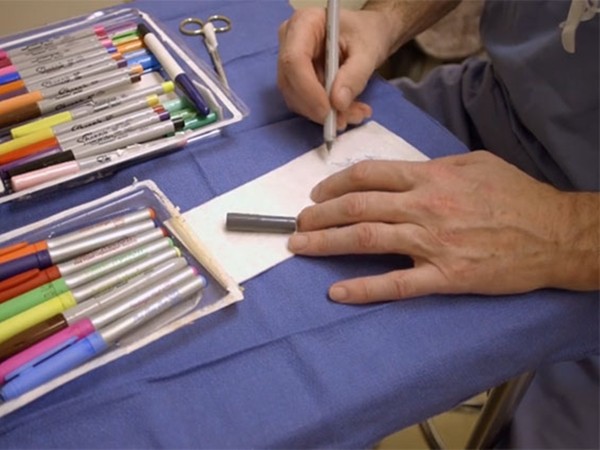 Bác sĩ vẽ hình lên băng vết thương để xoa dịu những bệnh nhân nhí sau phẫu thuật
