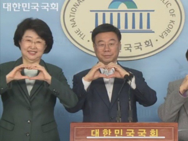 Chính trị gia Hàn đề xuất "bắn tim" thay bắt tay để ngăn virus corona