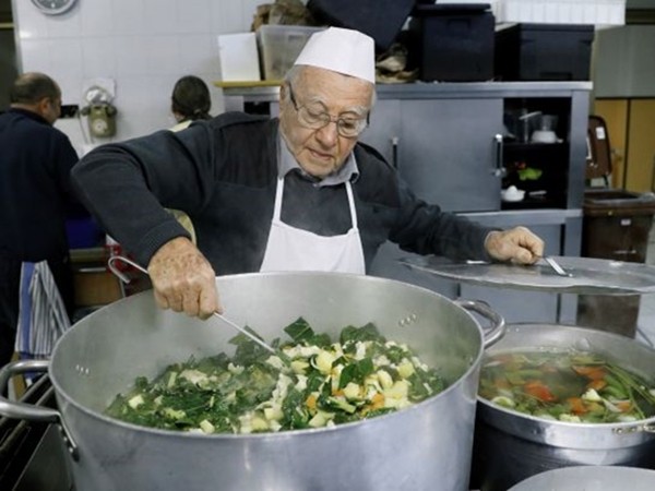 “Đầu bếp của người nghèo” đã 90 tuổi vẫn đều đặn nấu ăn cho người vô gia cư