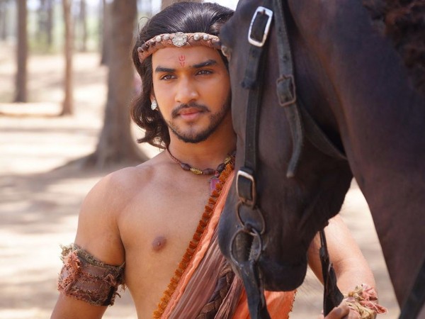 “Hoàng tử vũ công” của Bollywood chấn thương nặng khi ngã ngựa trên phim trường