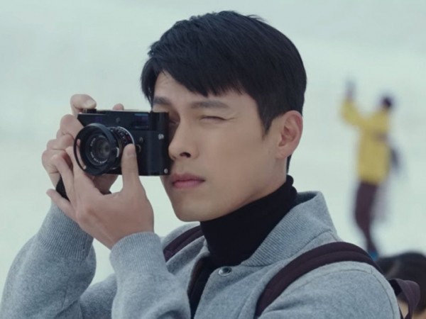 Choáng với giá trị chiếc máy ảnh nho nhỏ mà Ri Jung Hyuk cầm trong Hạ Cánh Nơi Anh