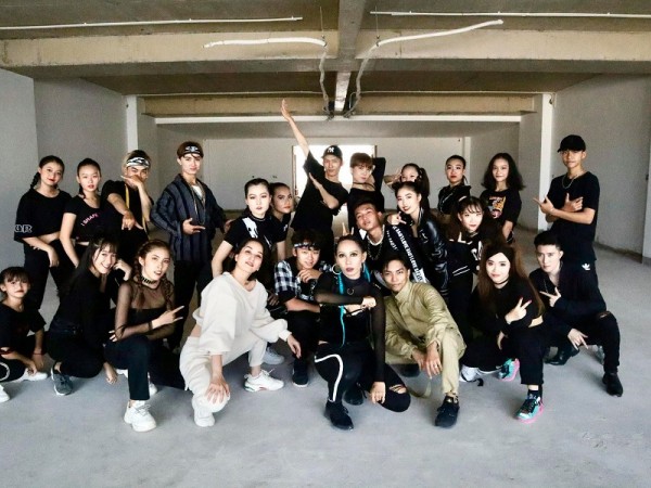 Khánh Thi - Phan Hiển khiến ARMY phấn khích với video tập nhảy bài ON của BTS