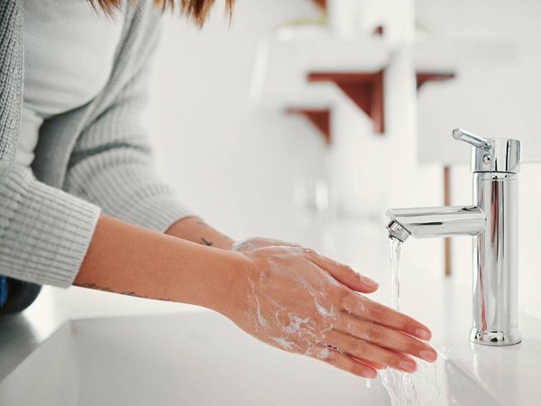 Nước rửa tay khô có diệt được virus corona không, và tại sao xà phòng lại tốt hơn?