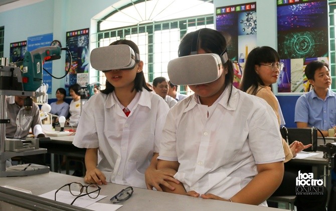 TPHCM: Teen Lê Quý Đôn khoe sự “quý tộc” với công nghệ thực tế ảo trong lớp học