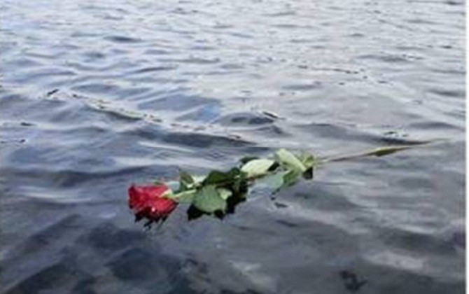 Lời nhắn bí ẩn cùng bông hoa hồng nơi hồ nước khiến nhiều người rơi nước mắt