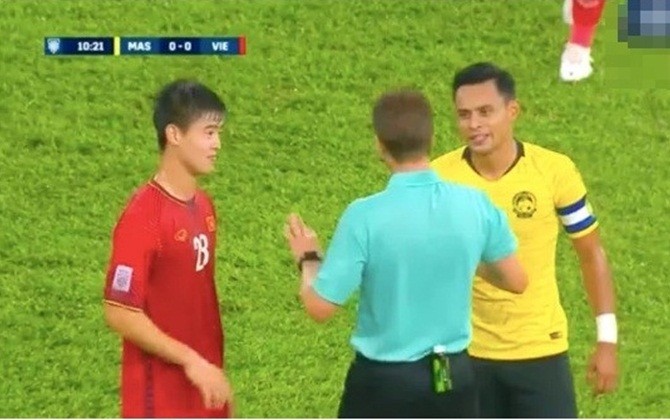 CĐV Malaysia “dội bom” trang cá nhân của hậu vệ Duy Mạnh sau trận chung kết lượt đi