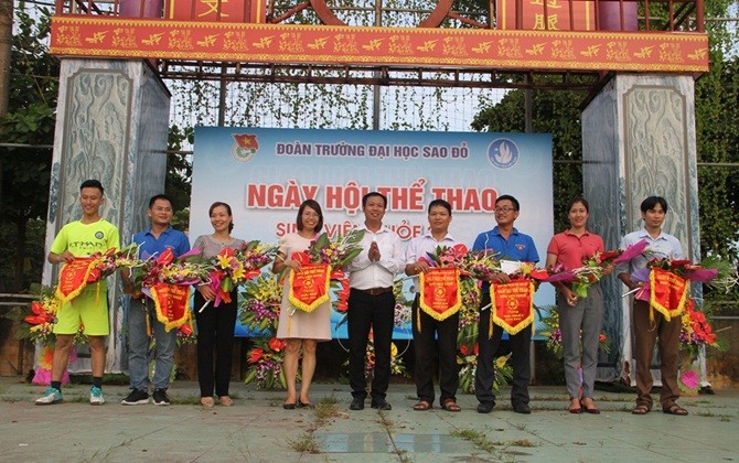 Sinh viên Đại học Sao Đỏ tranh tài trong ngày hội thể thao “Sinh viên khỏe”