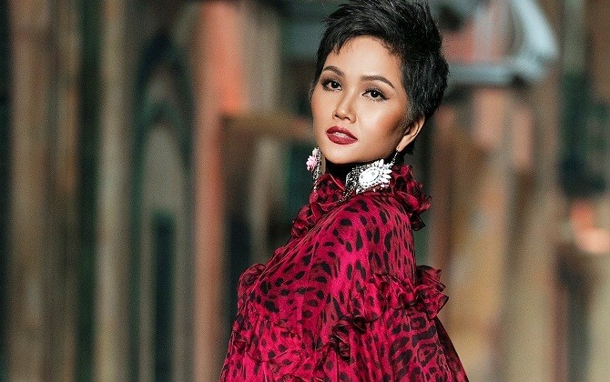H’Hen Niê khiến khán giả trầm trồ khi tái hiện cú xoay người tại "Hoa hậu Hoàn vũ 2018"