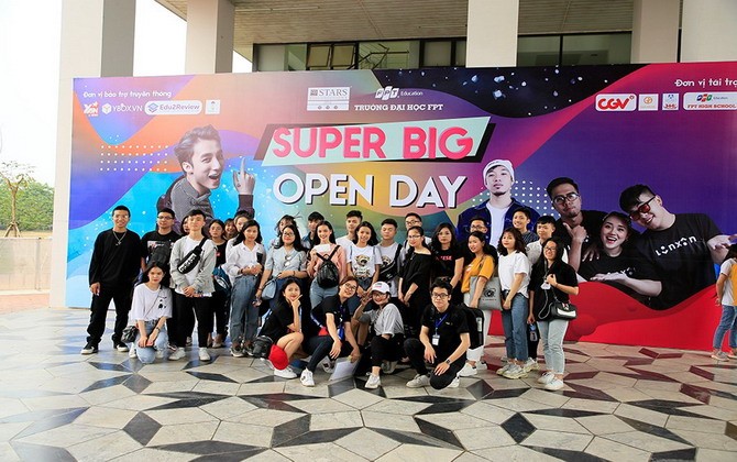 Sơn Tùng M-TP "đốn tim" 12.000 học sinh – sinh viên ĐH FPT tại "Super Big Open Day"