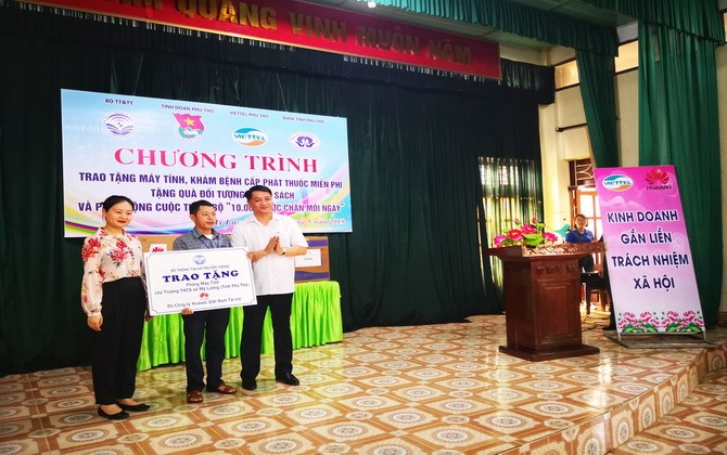 Huawei Việt Nam tài trợ trao tặng phòng máy tính cho trường học tỉnh Phú Thọ