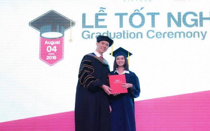 Sinh viên trường CĐ Việt Mỹ được 12 tập đoàn, tổng công ty tuyển dụng ngay tại Lễ tốt nghiệp