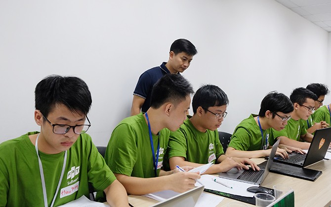 Sinh viên công nghệ cả nước so tài lập trình tại Code War 2019